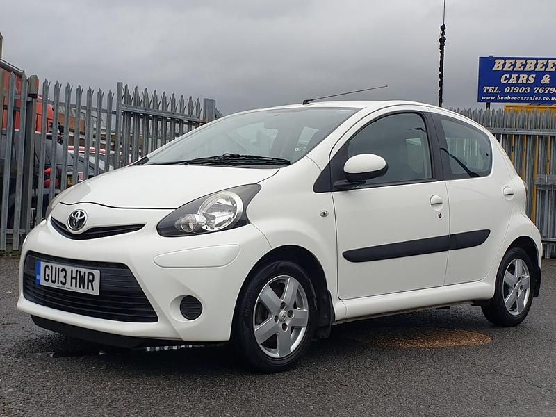 Used Toyota Aygo 67 HP (49 kW) 2013 White Hatchback