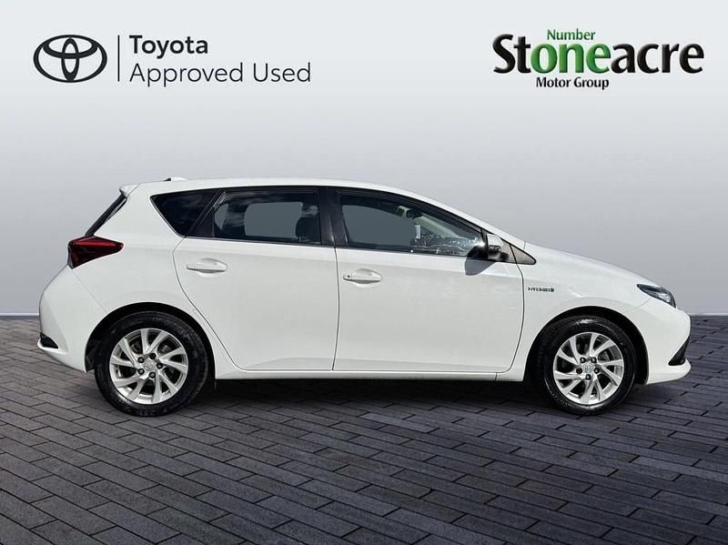 Used Toyota Auris Hybrid 134 HP (98 kW) 2017 White Hatchback