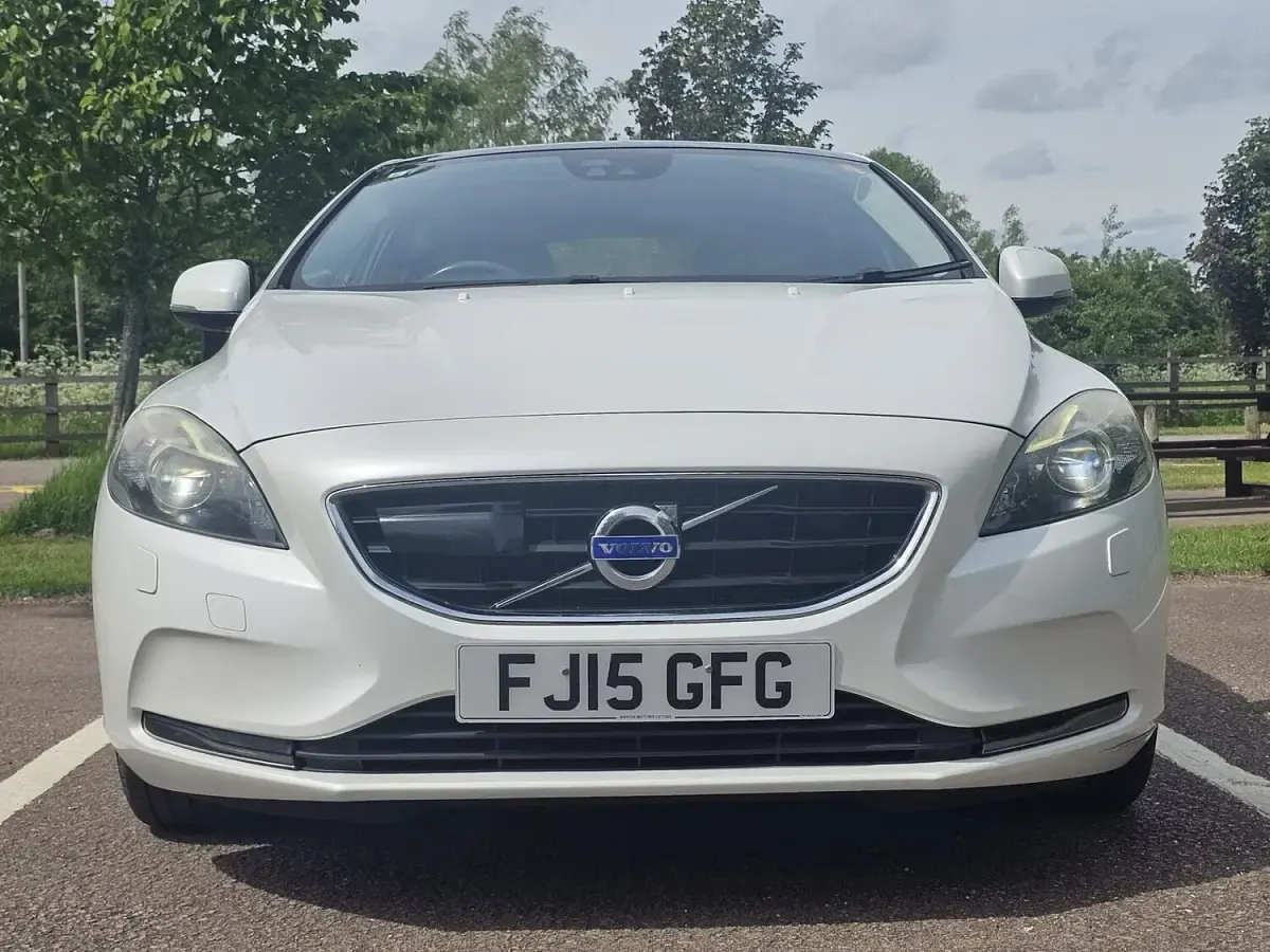 Used Volvo V40 SE 180 HP (132 kW) 2015 White Hatchback