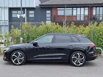 Begagnad Audi e-tron Black Edition 300 kW (408 HK) 2023 Svart SUV