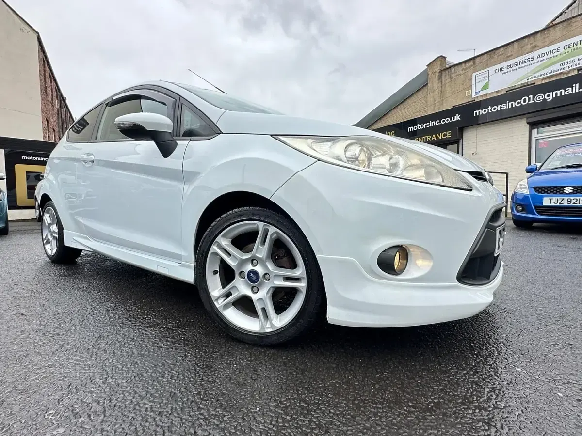 Used Ford Fiesta Zetec 2010 White Hatchback