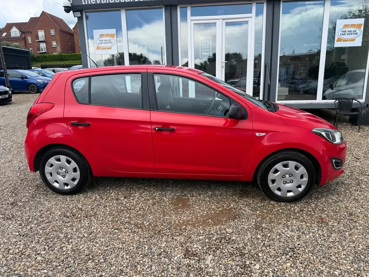 Used Hyundai i20 Classic 86 HP (63 kW) 2013 Red Hatchback