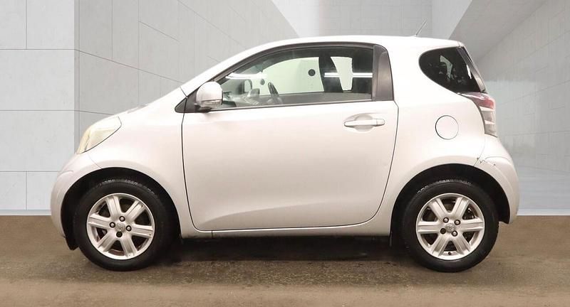 Used Toyota iQ 68 HP (50 kW) 2010 Silver Hatchback