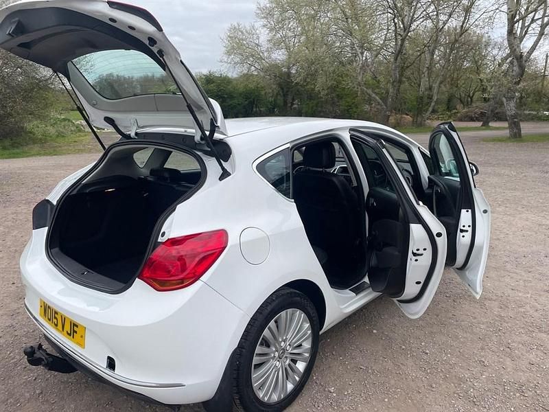 Second-hand Vauxhall Astra Excite 2015 Alb Hatchback