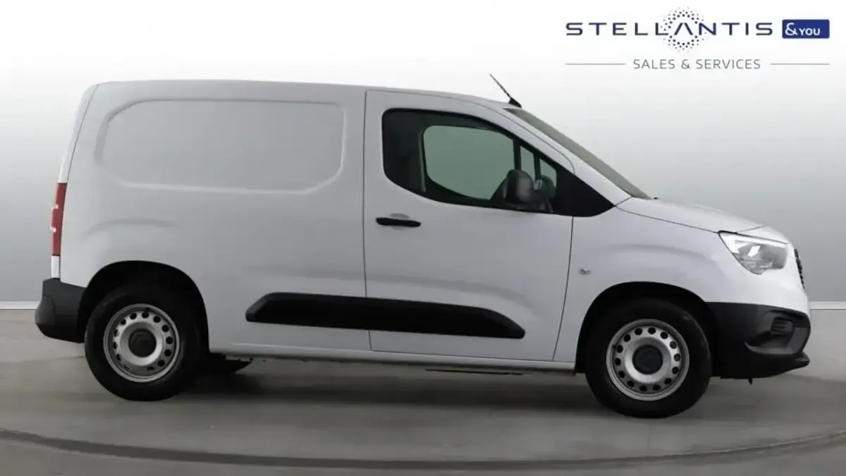 Used Vauxhall Combo 98 kW (134 HP) 2025 White MPV