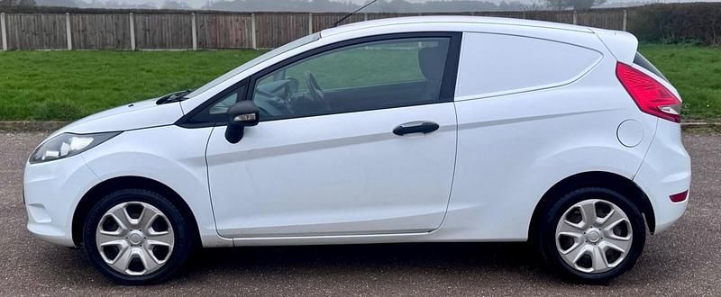 Used Ford Fiesta 70 HP (51 kW) 2011 White Hatchback