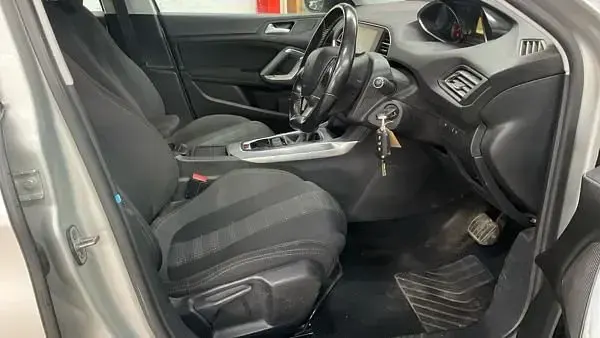 Używany Peugeot 308 Allure 2015 Srebrny Kombi