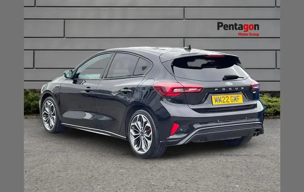 Used Ford Focus ST-Line 155 HP (114 kW) 2022 Agate black premium paint Hatchback