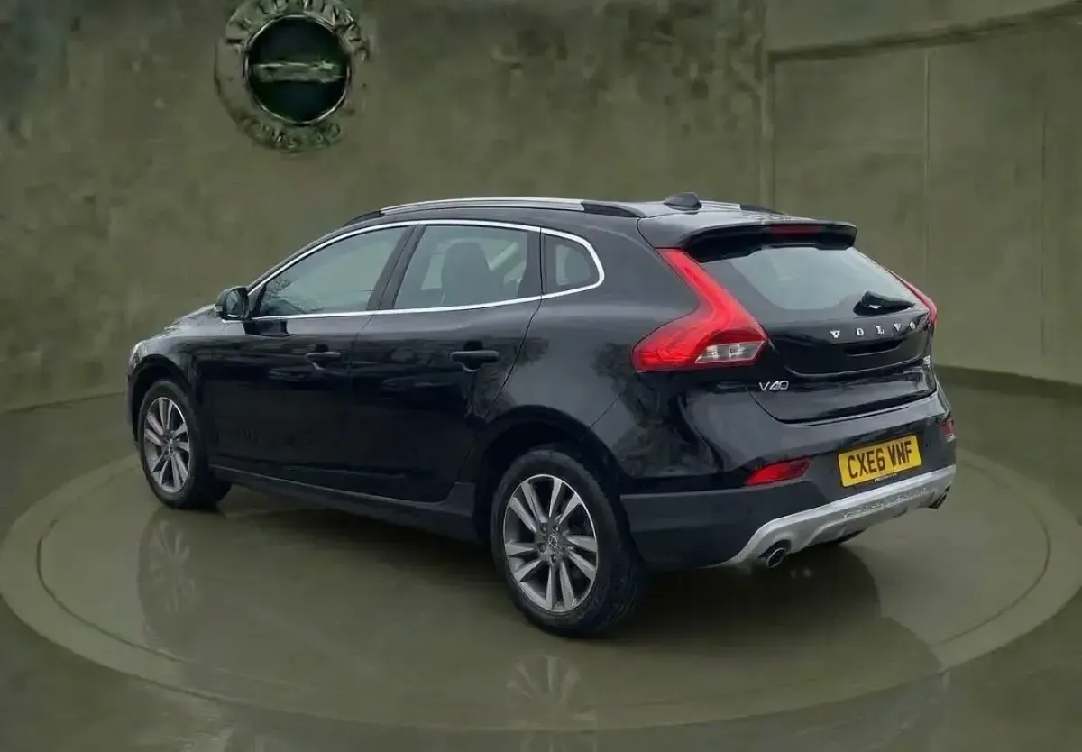 Usado Volvo V40 2016 Negro Utilitario