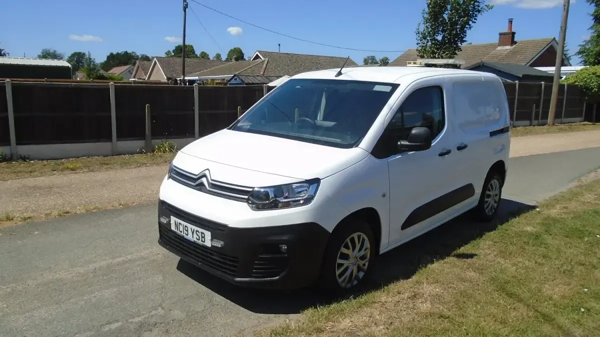 Used Citroën Berlingo Start 100 HP (73 kW) 2019 White MPV