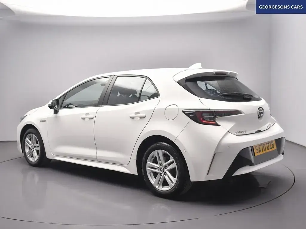 Used Toyota Corolla 122 HP (89 kW) 2020 White Hatchback