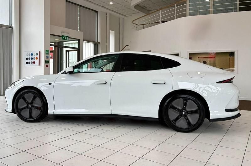 Used MG IM5 300 kW (408 HP) 2025 White Hatchback