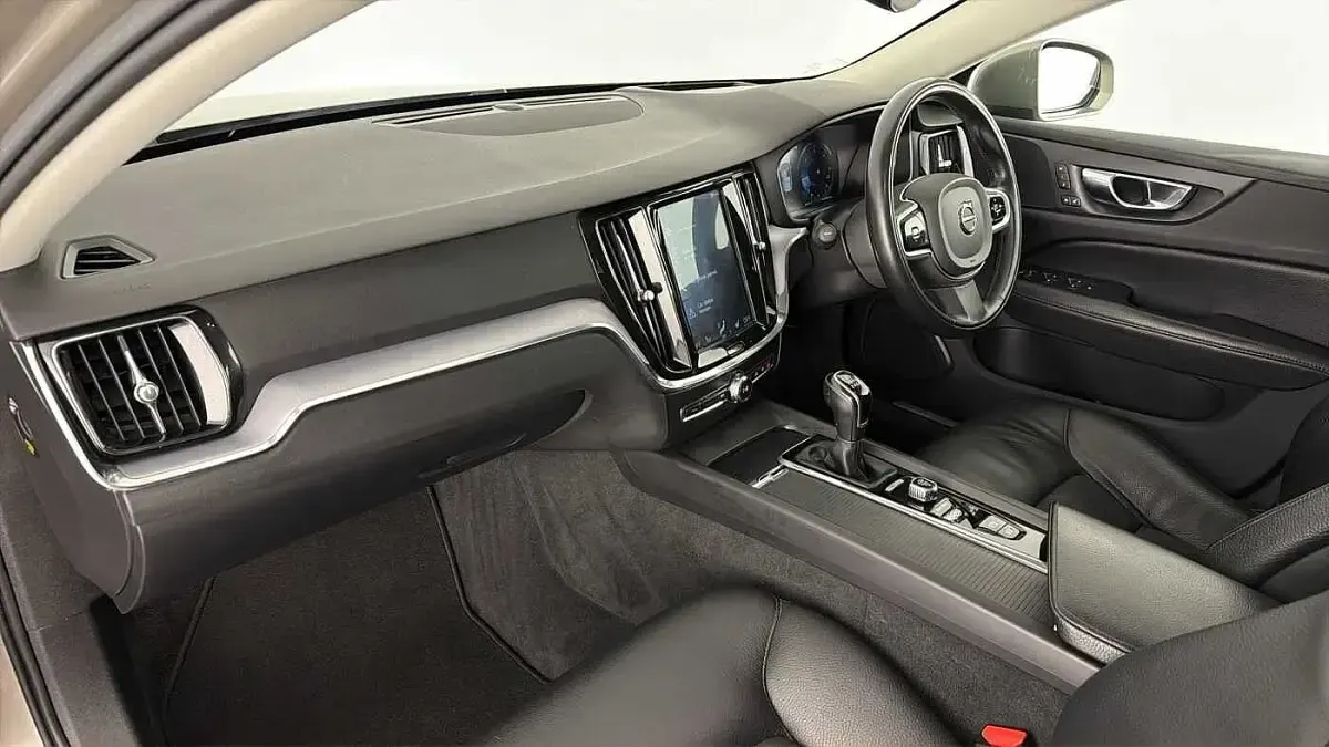 Usado Volvo V60 Momentum 150 HP (110 kW) 2018 Cinzento Carrinha