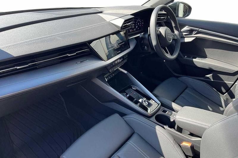 Begagnad Audi A3 S-Line 2023 Svart Sedan
