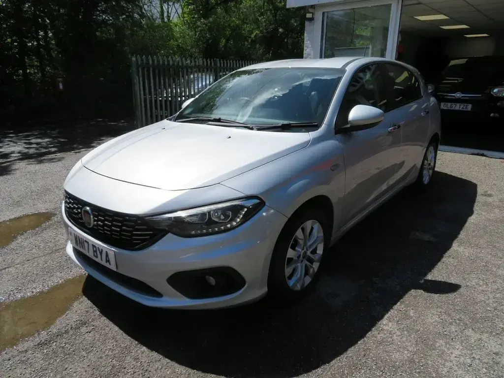 Used Fiat Tipo Easy Plus 120 HP (88 kW) 2017 Silver Hatchback