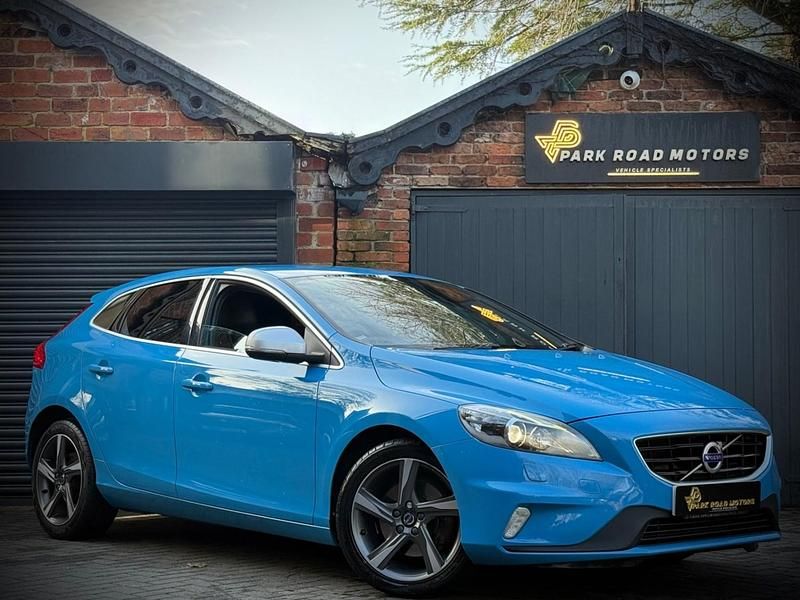 Used Volvo V40 R-Design 120 HP (88 kW) 2015 Blue Hatchback