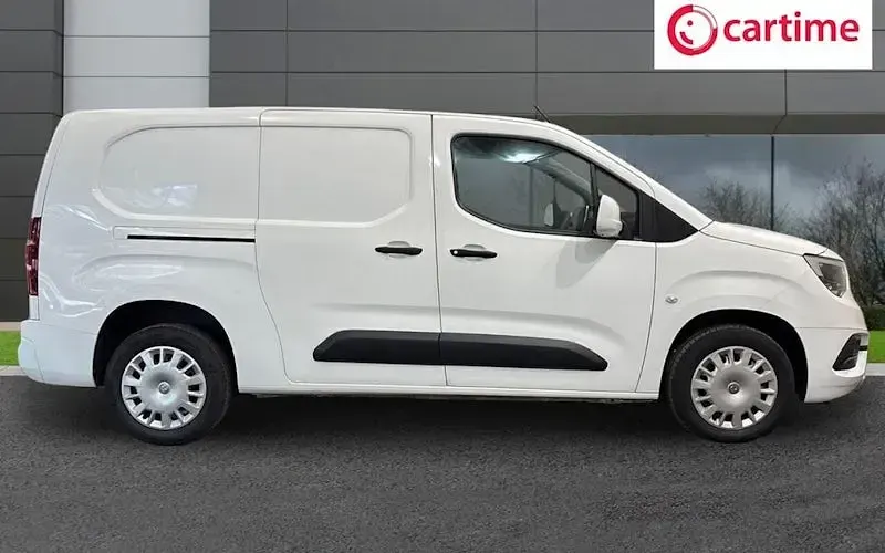 Used Vauxhall Combo Sportive 101 HP (74 kW) 2020 White MPV