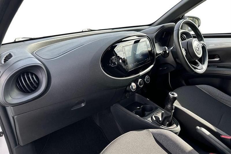 Used Toyota Aygo X PURE 72 HP (52 kW) 2024 White SUV