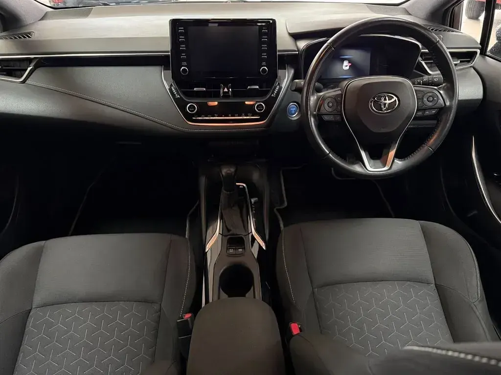 Used Toyota Corolla 122 HP (89 kW) 2021 Silver Hatchback