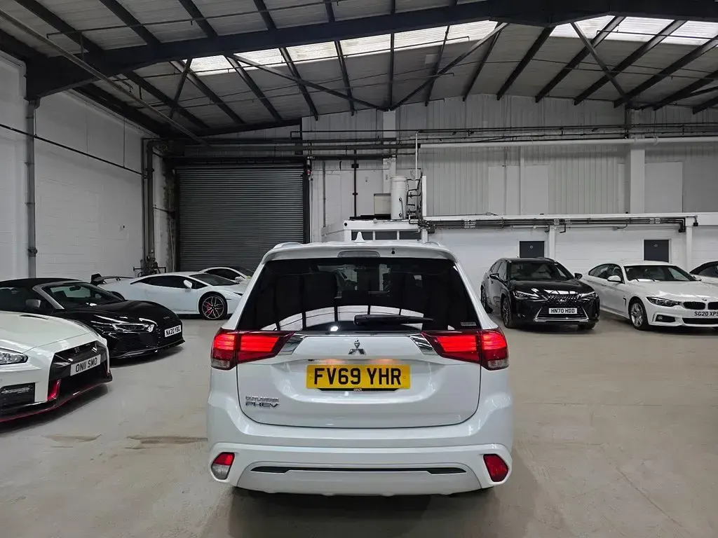 Używany Mitsubishi Outlander P-HEV 2019 Biały SUV