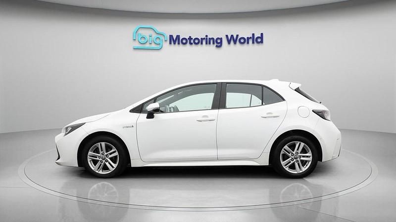 Used Toyota Corolla 122 HP (89 kW) 2020 White Hatchback