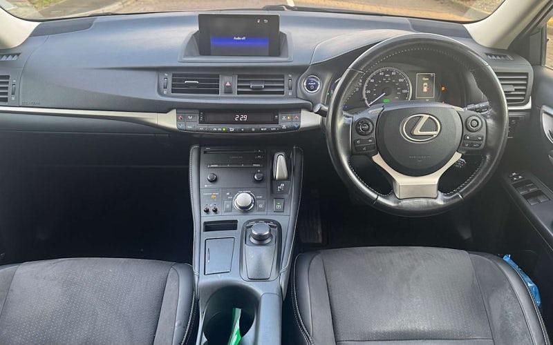 Used Lexus CT200h Luxury Line 136 HP (100 kW) 2018 White Hatchback