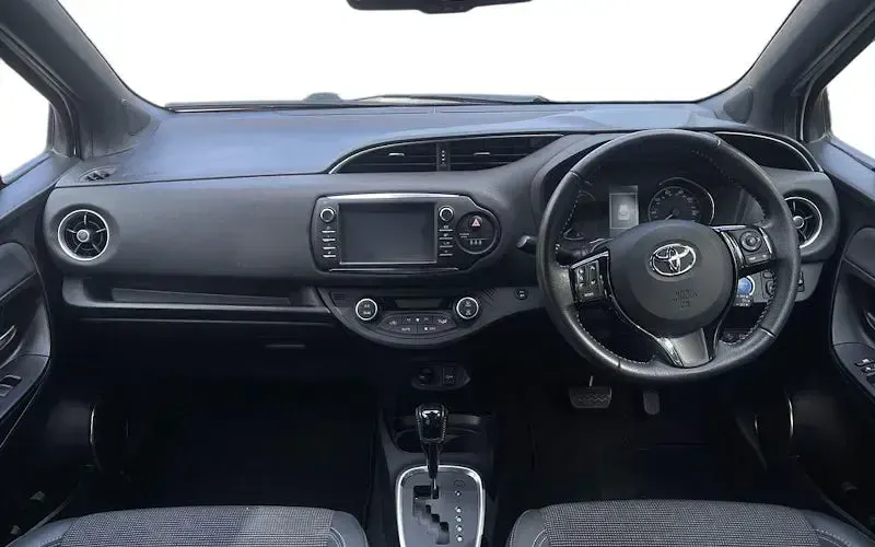 Used Toyota Yaris Hybrid 101 HP (74 kW) 2019 White Hatchback