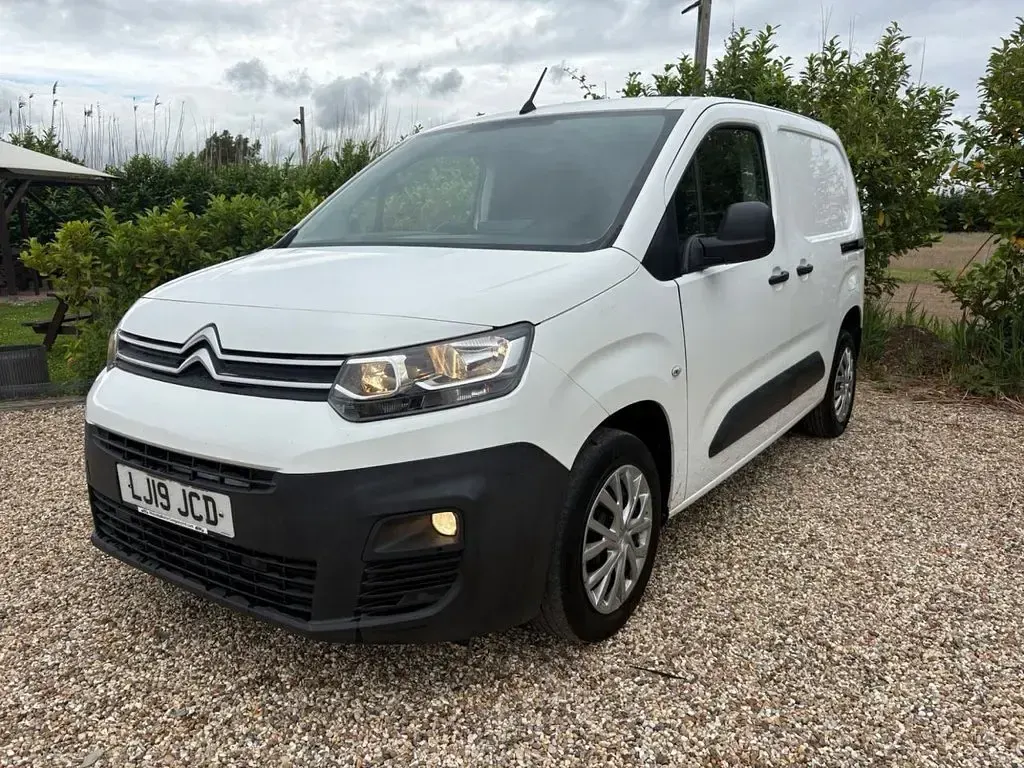 Used Citroën Berlingo 100 HP (73 kW) 2019 White MPV