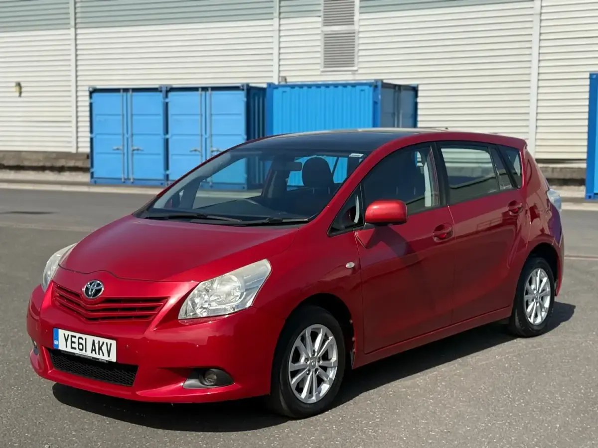 Used Toyota Verso 126 HP (92 kW) 2011 Red MPV