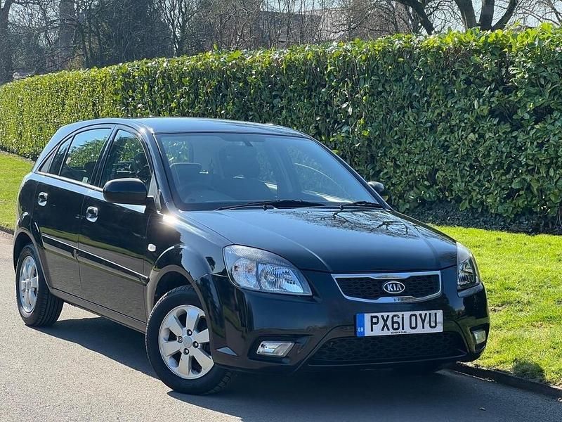 Begagnad Kia Rio 2011 Svart Halvkombi