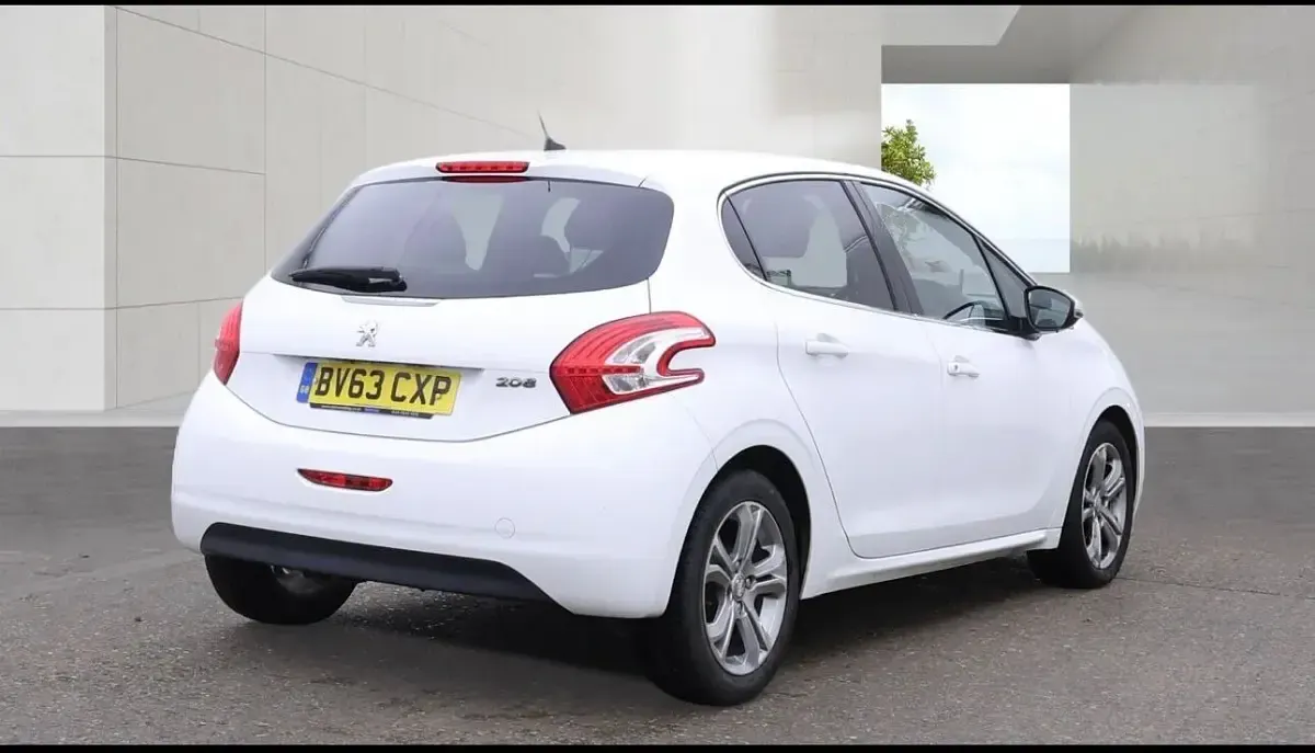Used Peugeot 208 Allure 82 HP (60 kW) 2013 White Hatchback