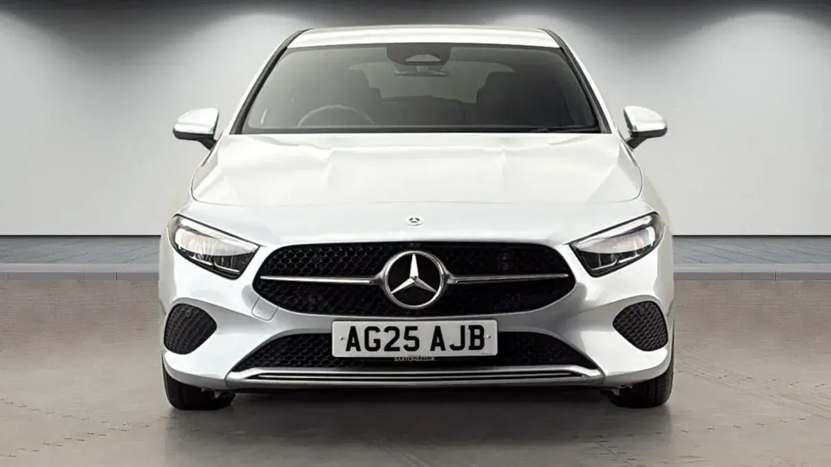 Usado Mercedes A180 Executive 134 HP (98 kW) 2025 Prateado Citadino