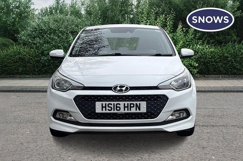 Used Hyundai i20 SE 84 HP (61 kW) 2016 White Hatchback