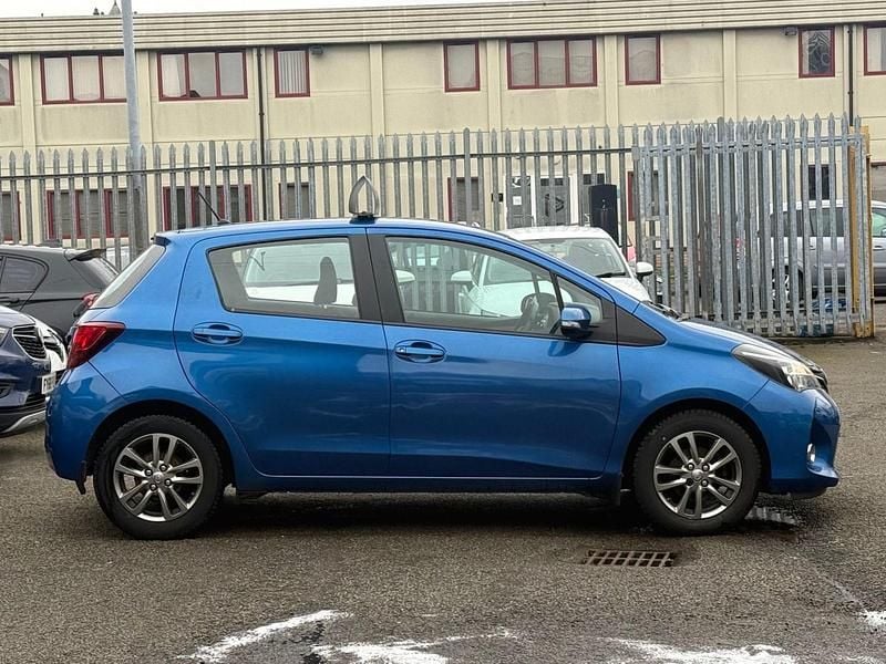 Usado Toyota Yaris 99 HP (72 kW) 2016 Azul Citadino