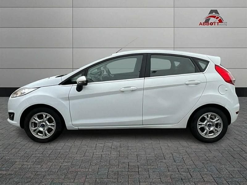 Used Ford Fiesta Zetec 95 HP (69 kW) 2014 White Hatchback