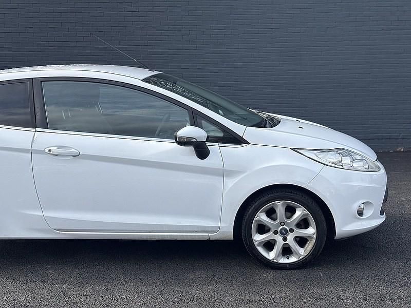 Used Ford Fiesta Zetec 82 HP (60 kW) 2011 White Hatchback