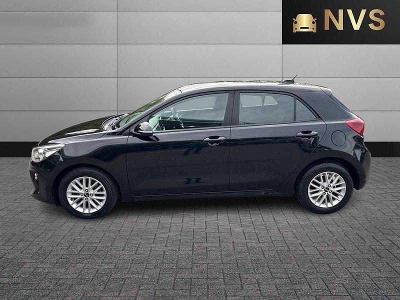 Begagnad Kia Rio 99 HK (72 kW) 2017 Svart Halvkombi