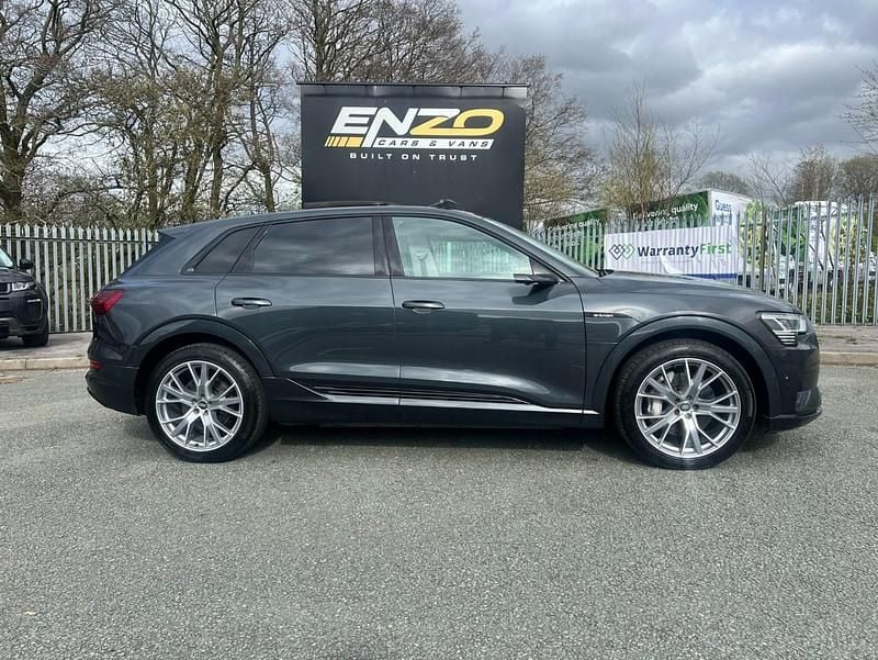 Usado Audi e-tron Comfort 300 kW (408 CV) 2019 Gris SUV