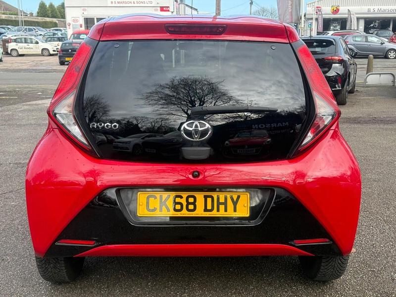 Begagnad Toyota Aygo X-plore 2018 Röd Halvkombi