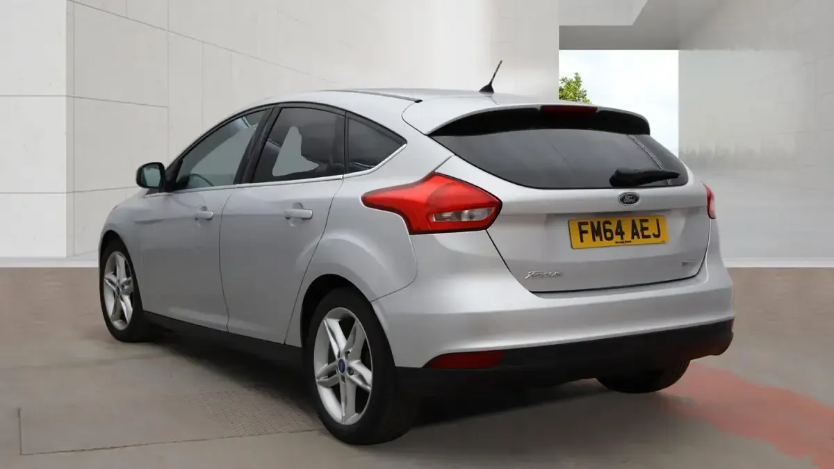 Used Ford Focus Zetec 125 HP (91 kW) 2015 Silver Hatchback