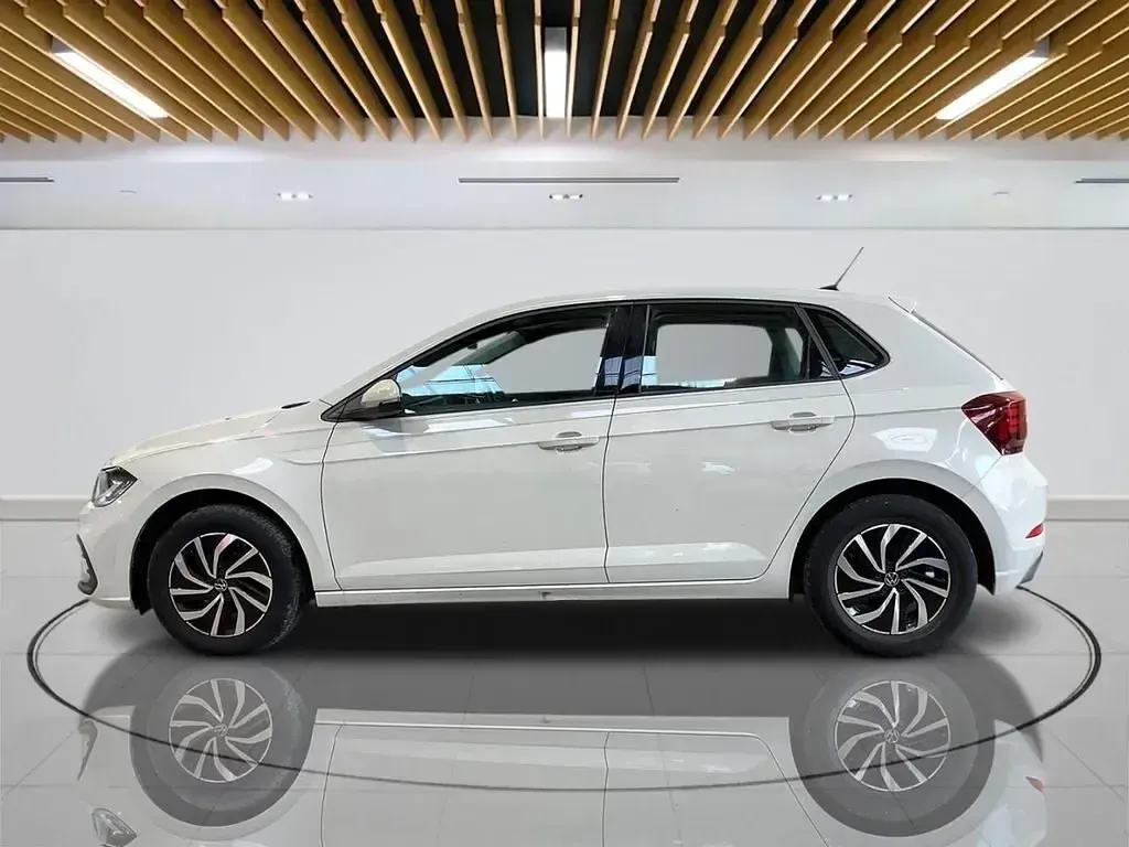 Usado VW Polo Life 95 HP (69 kW) 2023 Cinzento Citadino