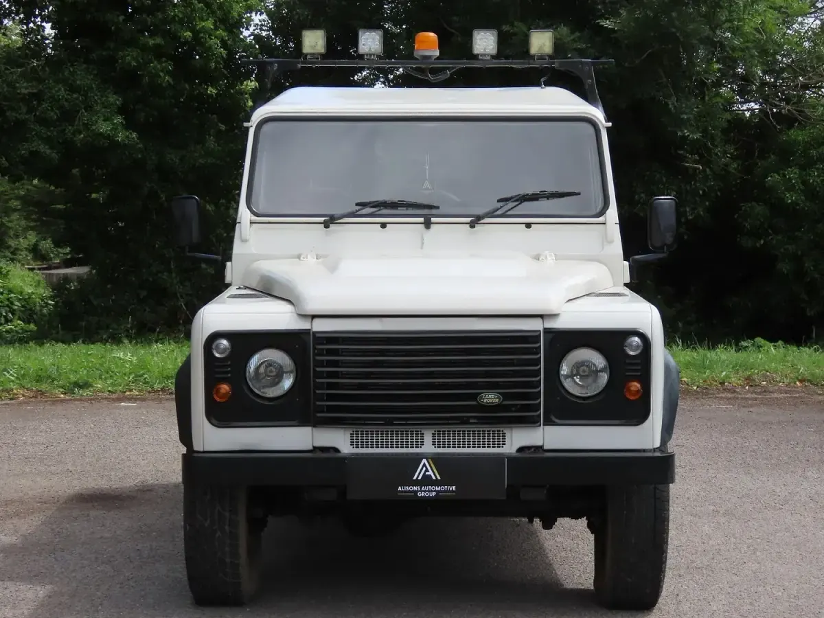 Used Land Rover Defender 122 HP (89 kW) 2009 White Estate