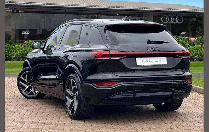 Begagnad Audi Q6 e-tron Advanced 185 kW (252 HK) 2025 Svart SUV