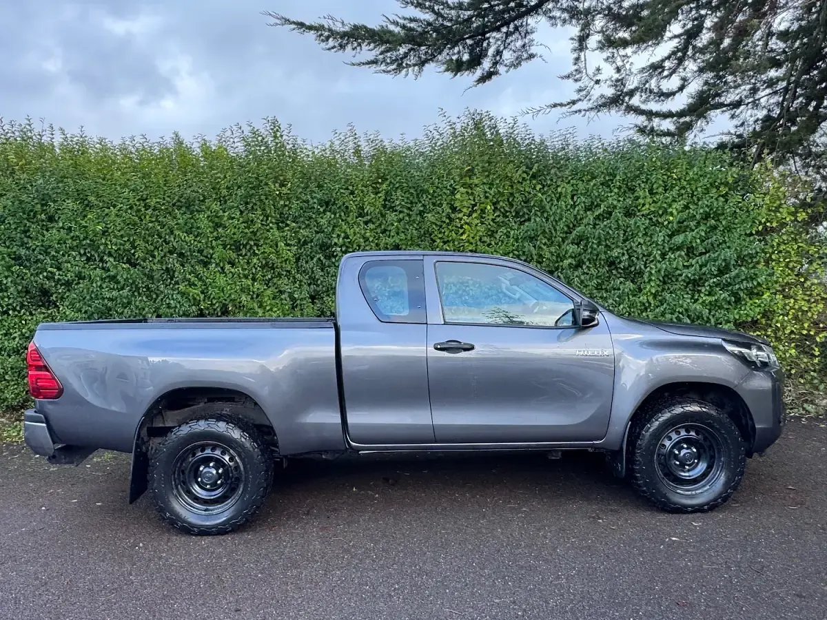 Used Toyota HiLux Active 150 HP (110 kW) 2021 Grey Pickup