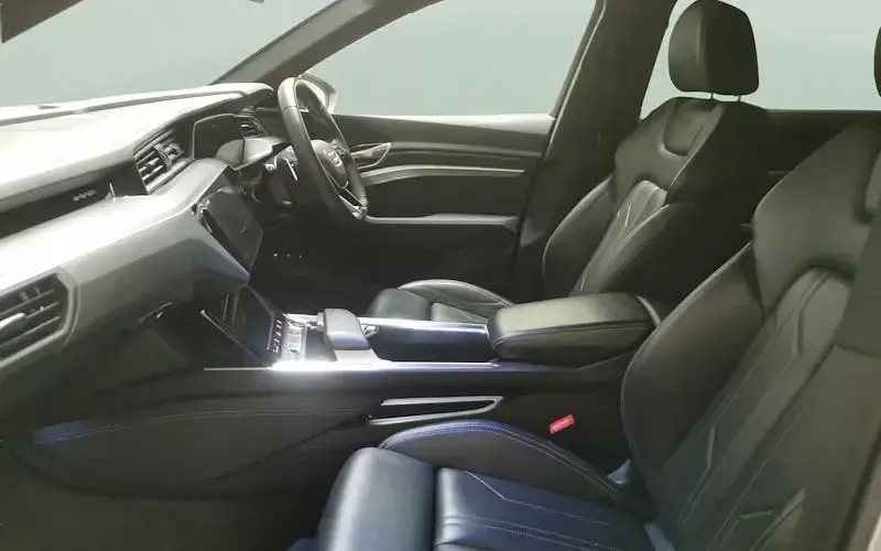 Usado Audi e-tron Black Edition 230 kW (313 HP) 2022 Prateado SUV