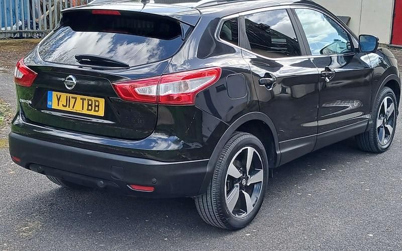 Used Nissan Qashqai N-Connecta 116 HP (85 kW) 2017 Black SUV