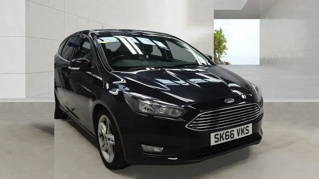 Used Ford Focus Zetec 120 HP (88 kW) 2016 Black Hatchback