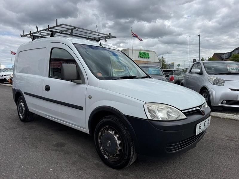 Used Vauxhall Combo 75 HP (55 kW) 2008 White MPV