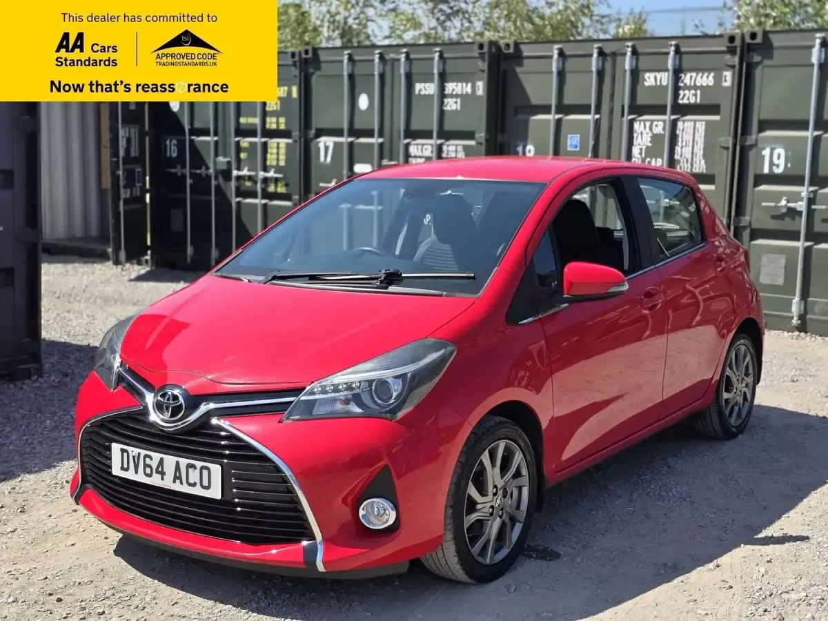 Used Toyota Yaris Multidrive S 99 HP (72 kW) 2015 Red Hatchback