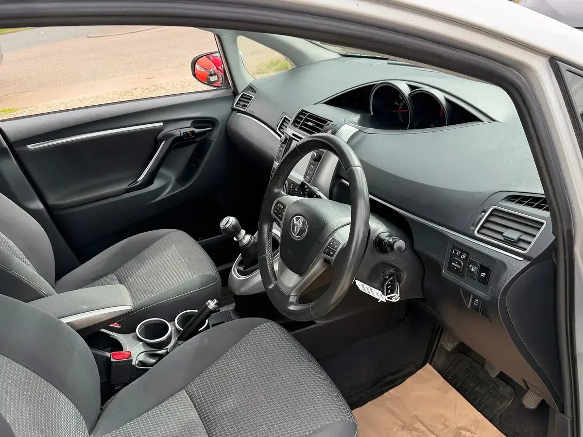 Used Toyota Verso 112 HP (82 kW) 2014 Silver MPV